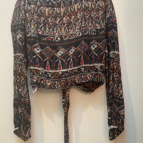 Volcom Aztec wrap blouse with bubble sleeves - Picture 6 of 6